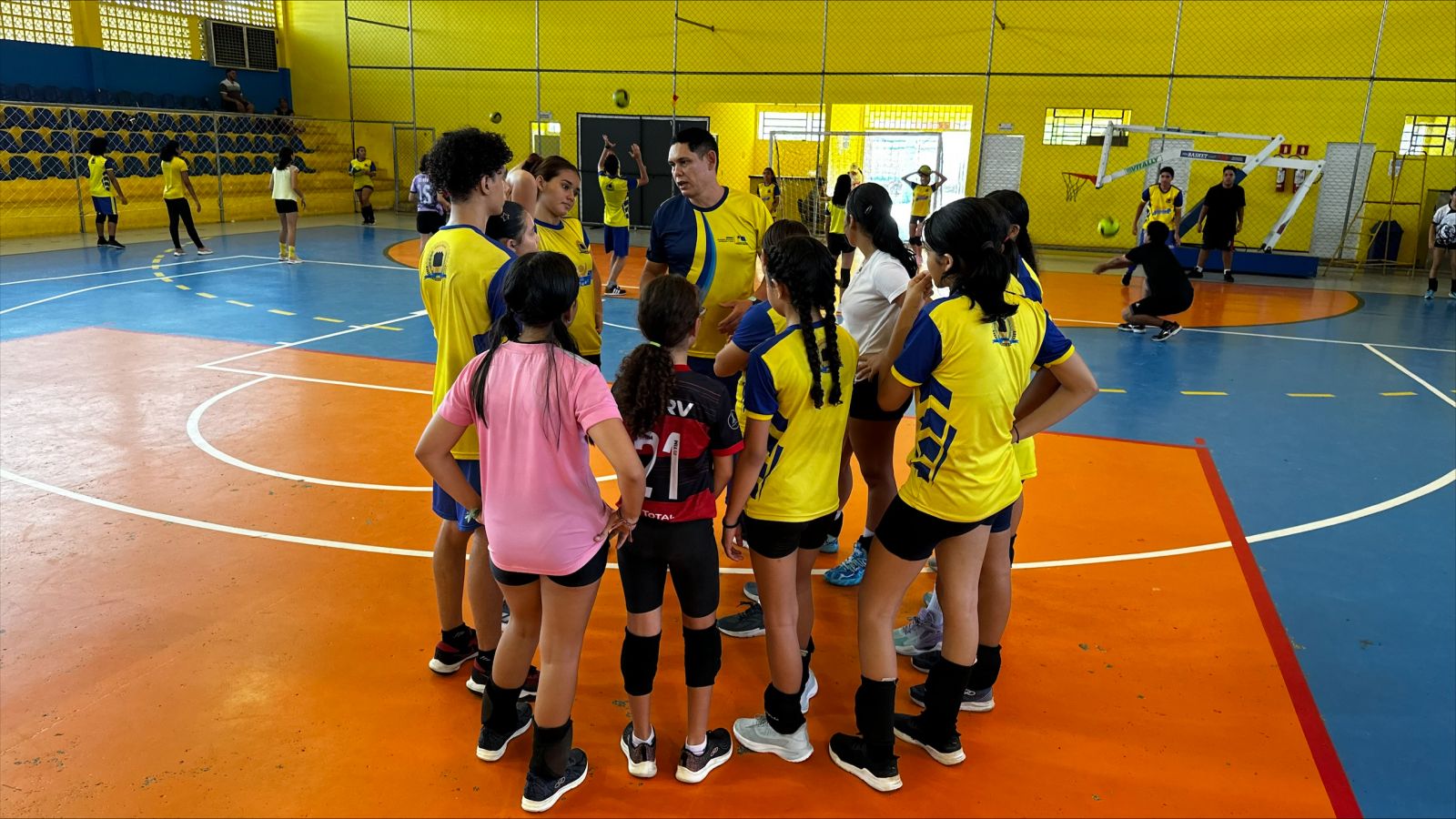 Programa Construindo Campeões atende mais de 100 alunos na modalidade de voleibol